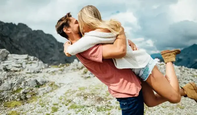 un couple amoureux posant pour une photo pendant qu'ils s'embrassent