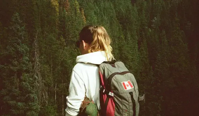 Una mochila de viaje con una bandera canadiense.