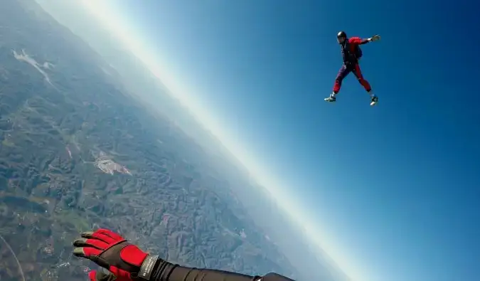 Isang manlalakbay na nag-skydiving mula sa isang solong eroplano