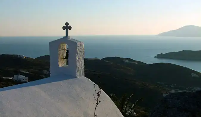 Ein atemberaubender Blick auf die Insel Ios in Griechenland, die aus dem wunderschönen blauen Wasser blickt