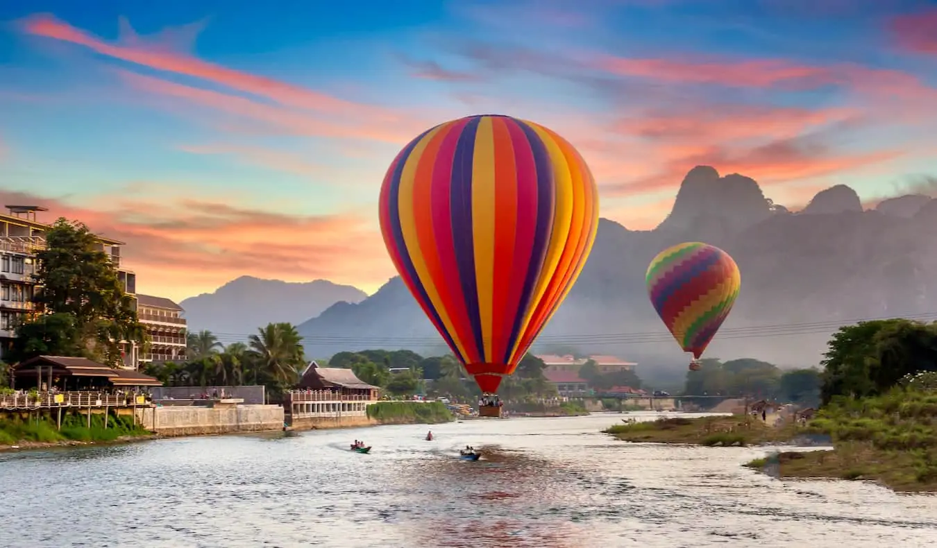 Ang magagandang hot air balloon sa ibabaw ng Vang Vieng river sa Laos