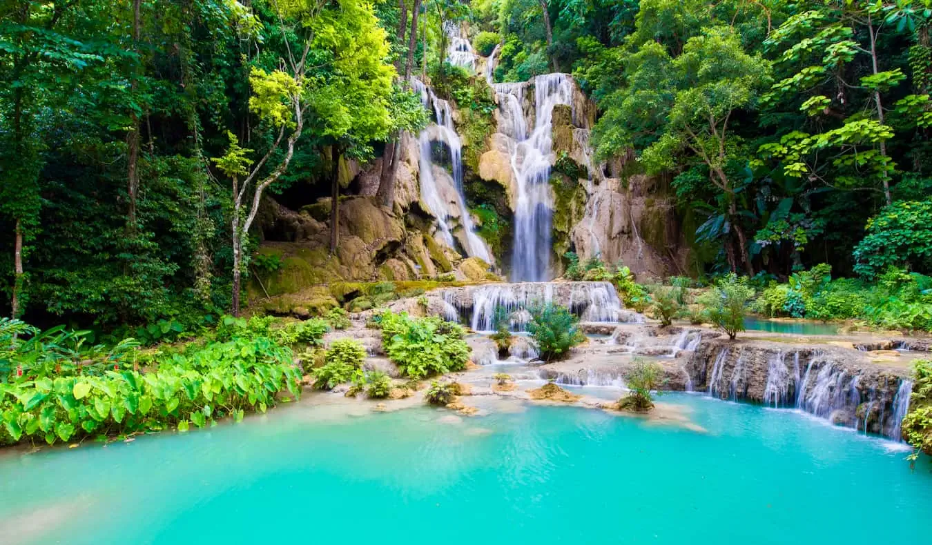 Ang kaakit-akit na talon ng Kuang Si na napapalibutan ng gubat sa Laos, Southeast Asia