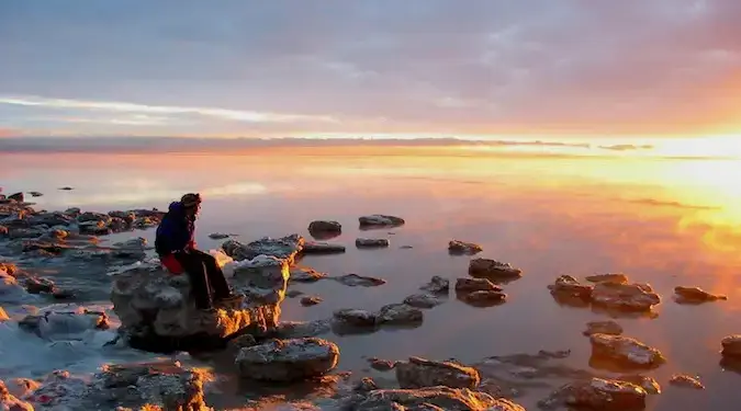 assistindo o pôr do sol sozinho em um parque nacional no Alasca