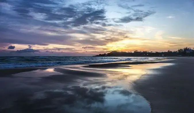 Smuk solnedgang på stranden i Mozambique, Afrika