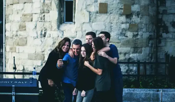 um grupo de viajantes posando para uma selfie juntos