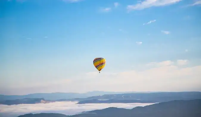 balon z vročim zrakom, ki vzbuja potepanje, lebdi po nebu