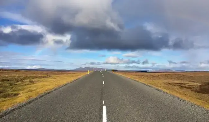 un largo camino en islandia