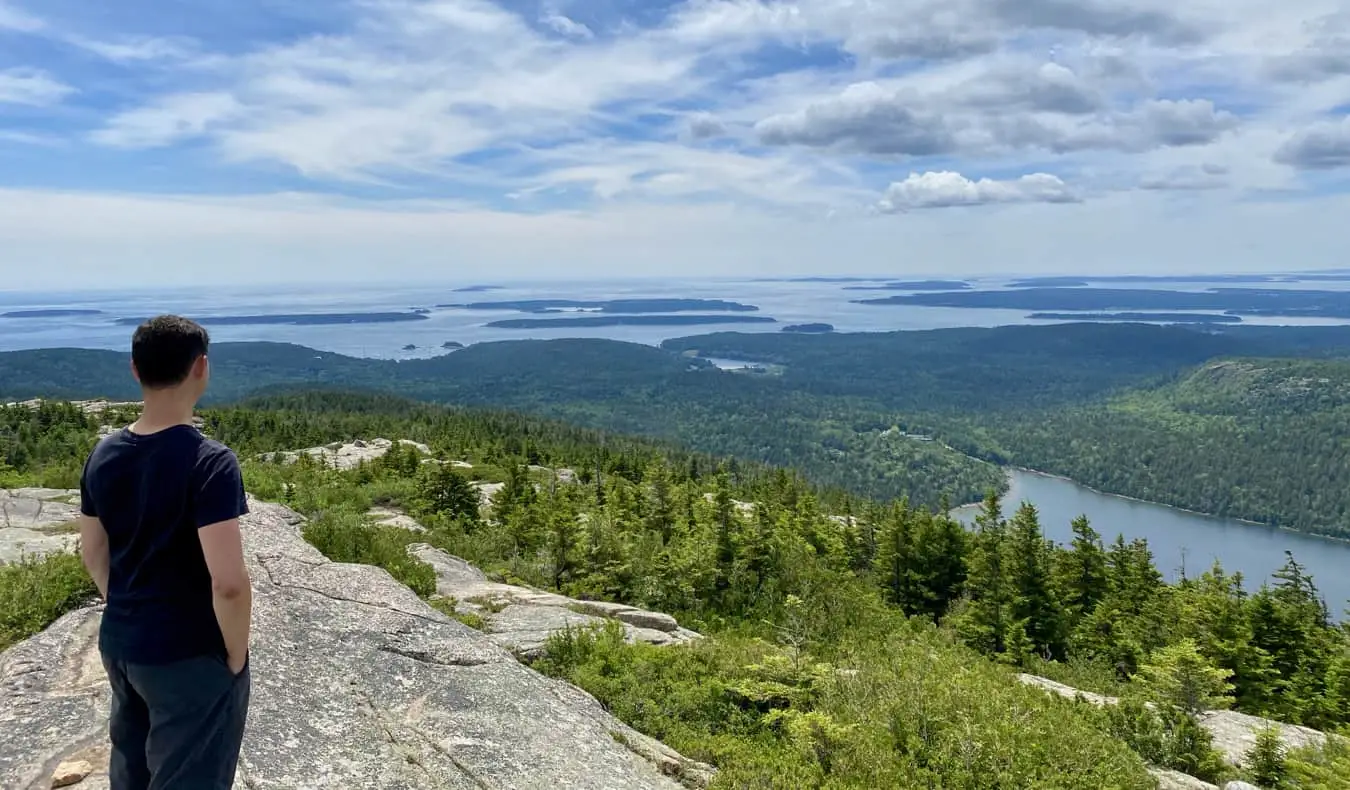 Nomadic Matt tạo dáng chụp ảnh khi leo núi ở New England, Mỹ