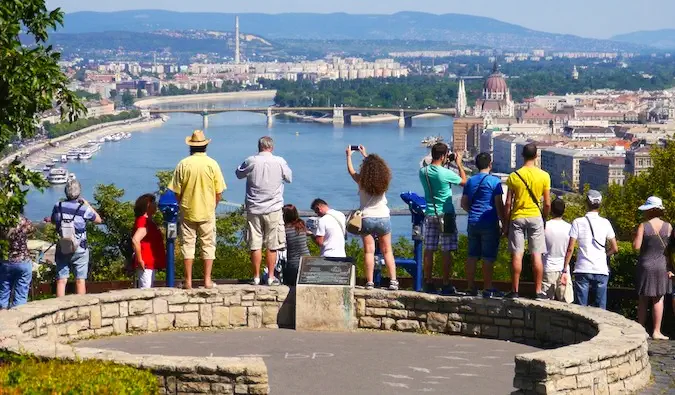 Turyści robiący zdjęcia z widokiem na miasto w Europie