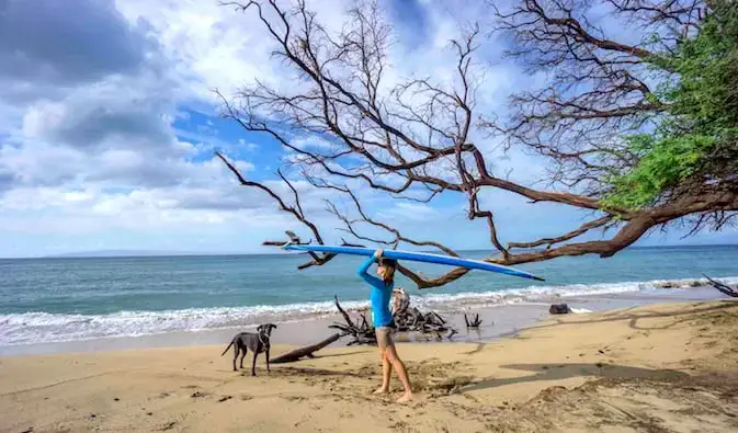 Ne pregătim să prindem valuri în Maui, Hawaii