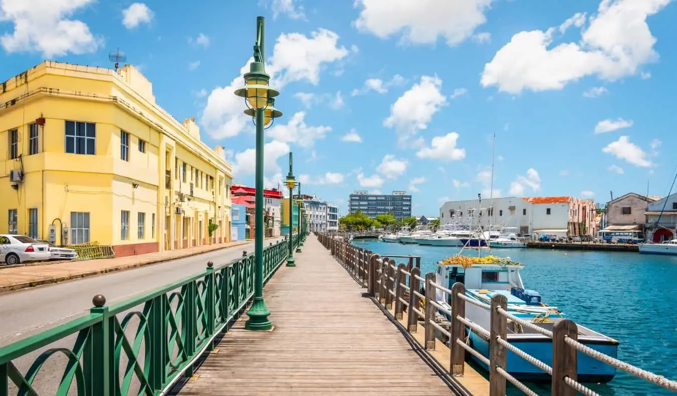 Gambaran terang dari kawasan pejalan kaki kayu di tepi laut Bridgetown di Barbados.