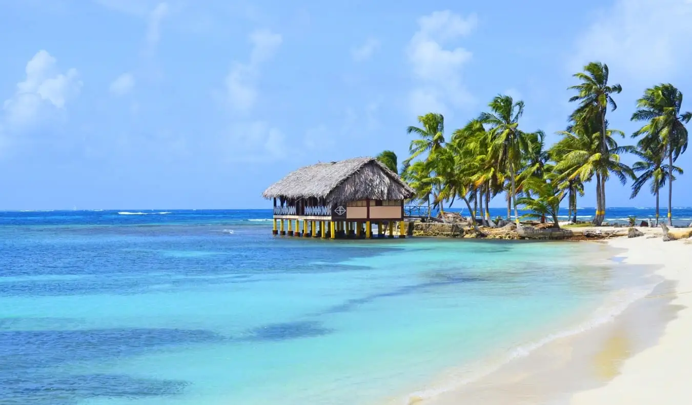 Eine strohgedeckte Hütte vor der Küste der San Blas-Inseln in Panama