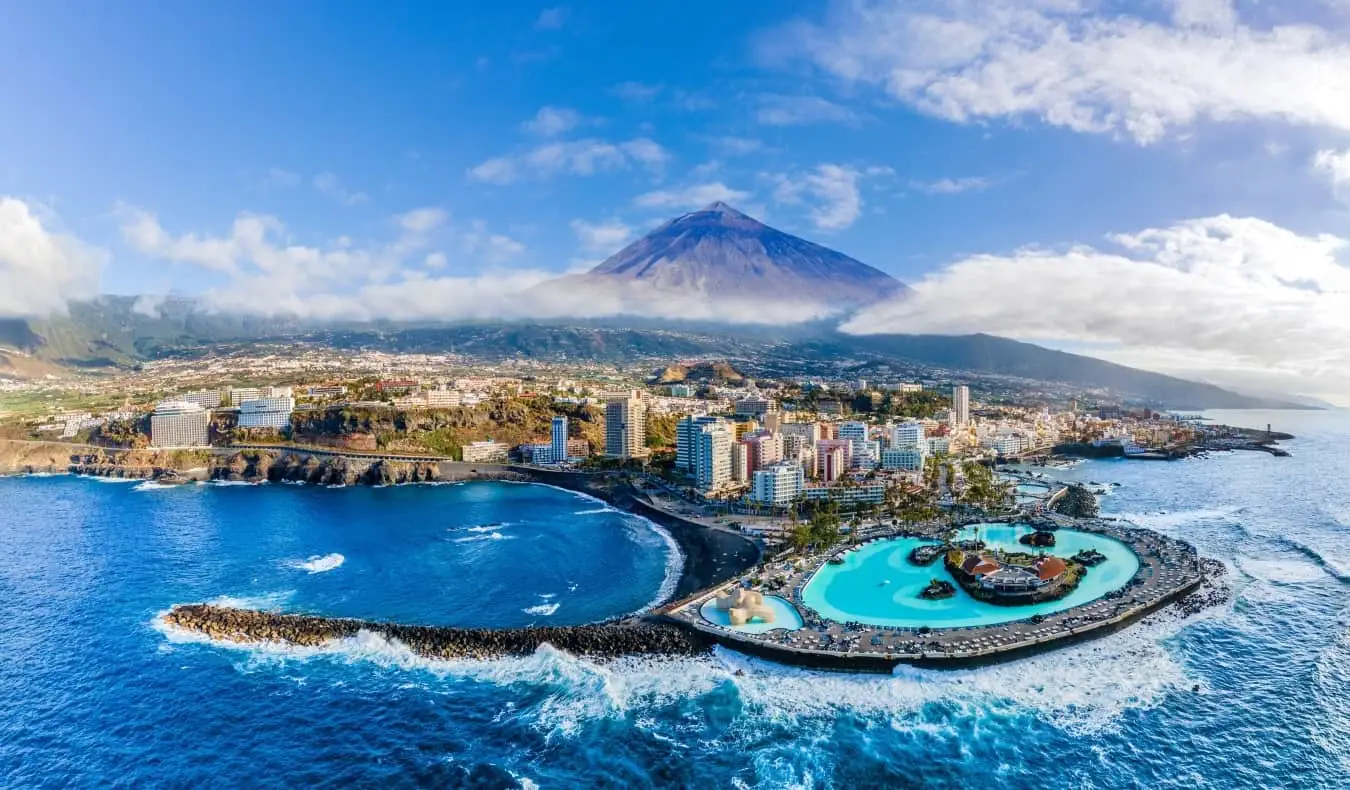 Luftfoto med Puerto de la Cruz, i baggrunden Teide-vulkanen, Tenerife-øen, Spanien