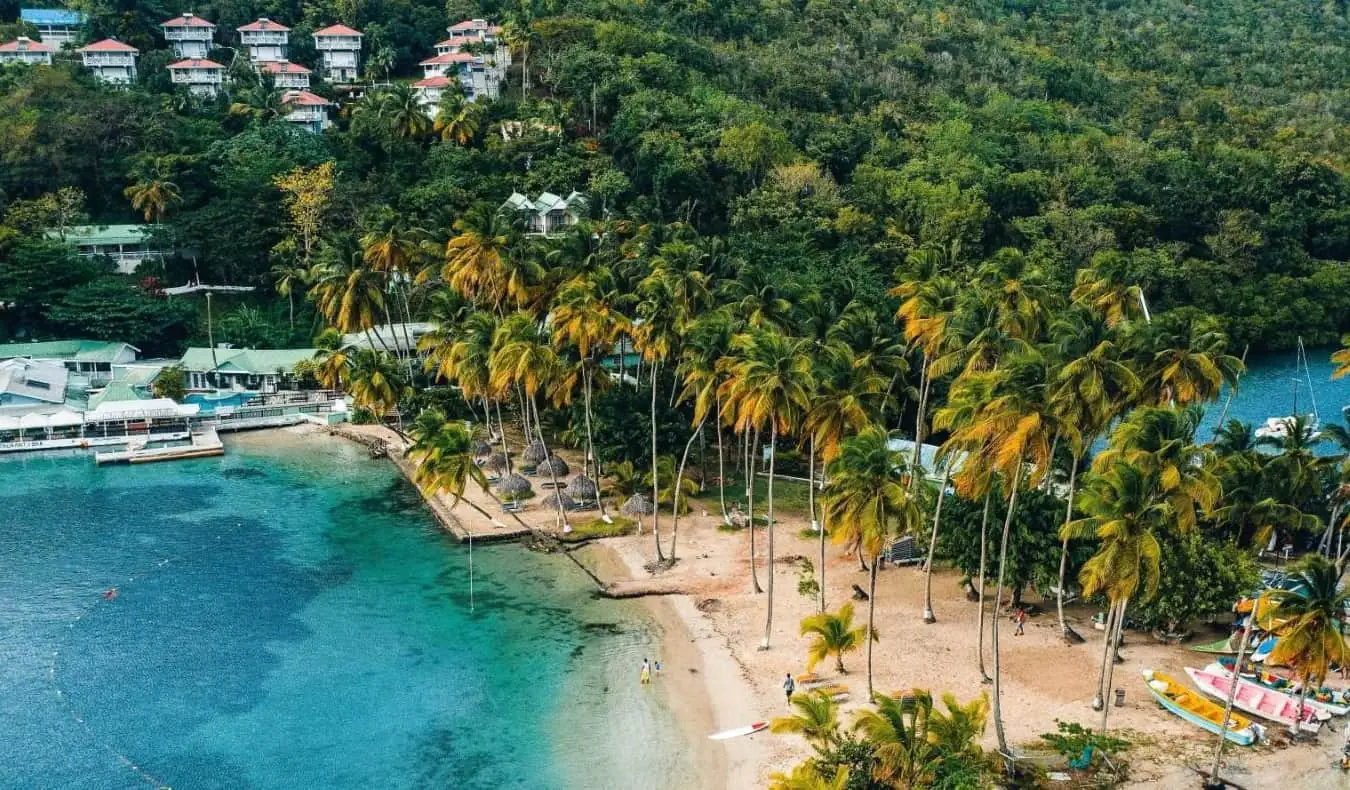 Linda água azul e uma enorme colina verde em Santa Lúcia