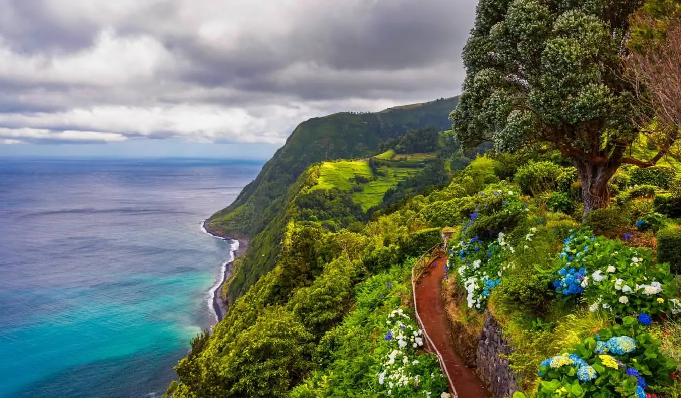 những ngọn đồi thoai thoải của Azores ở Bồ Đào Nha