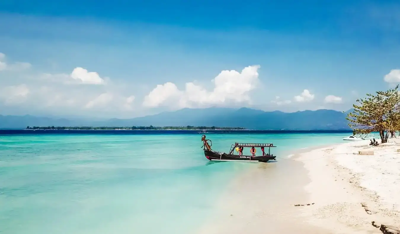 een prachtig strand met een boot geparkeerd langs de kust op de Gili-eilanden, Indonesië