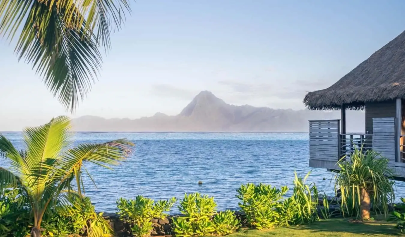 Thatched bungalow sa tubig sa French Polynesia