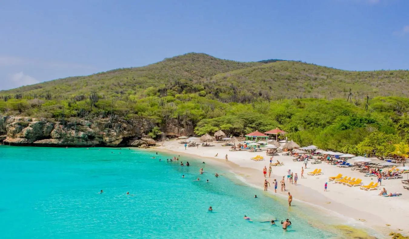 Jaskrawo pomalowane budynki na tropikalnej wyspie Curaçao na Karaibach