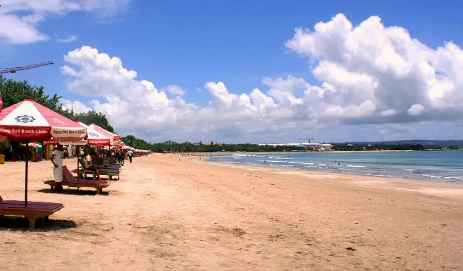 bãi biển kuta vắng vẻ ở bali, indonesia