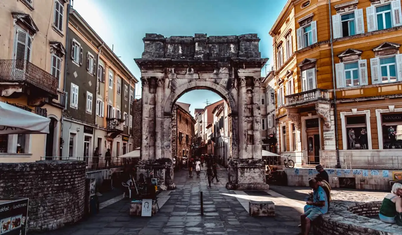 Gamle romerske porte i den gamle bydel i Pula, Istrien, Kroatien