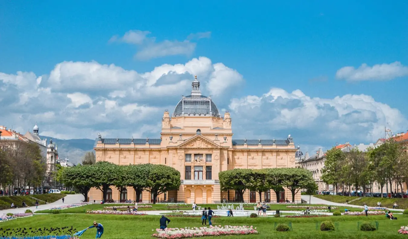 En enorm palatsliknande byggnad i Zagreb, Kroatien