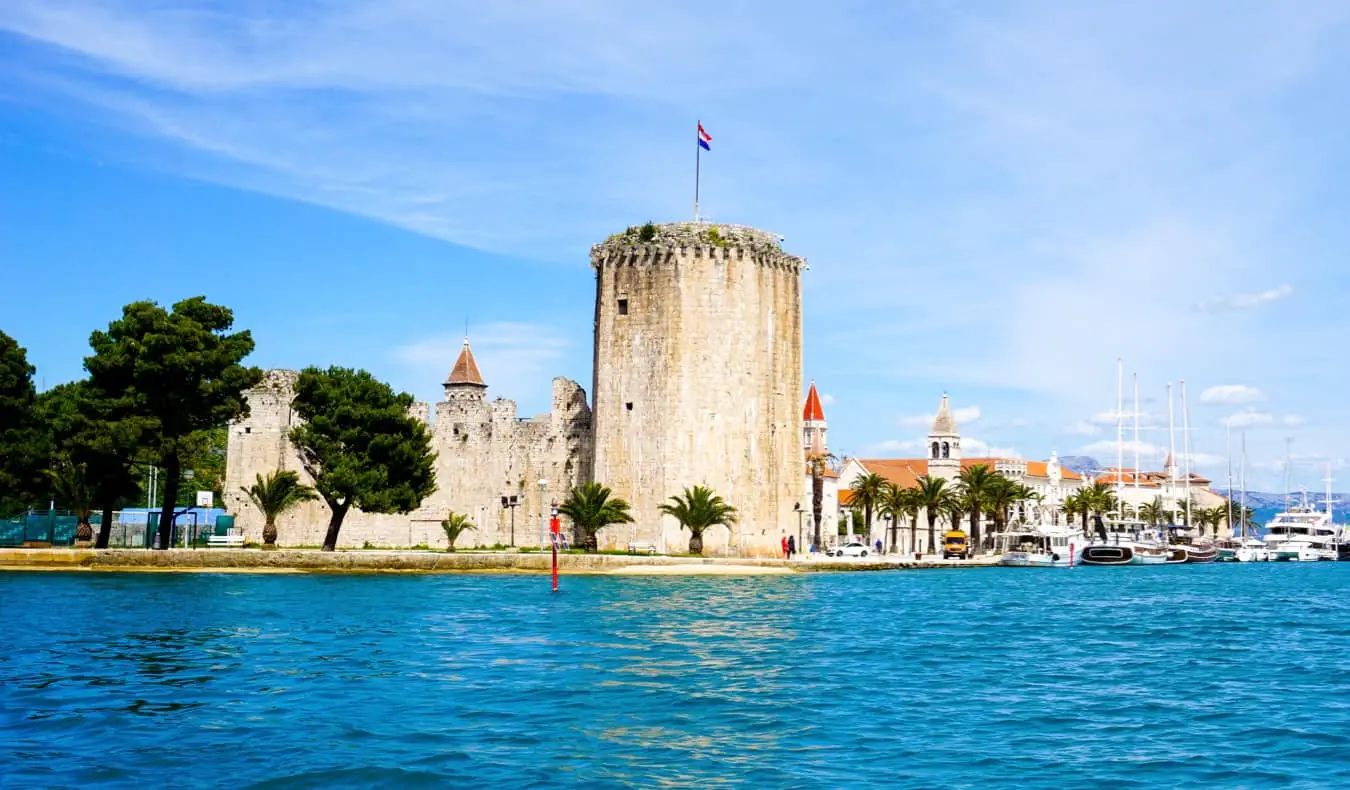 Vùng nước đầy màu sắc gần Trogir trên bờ biển Dalmatian của Croatia