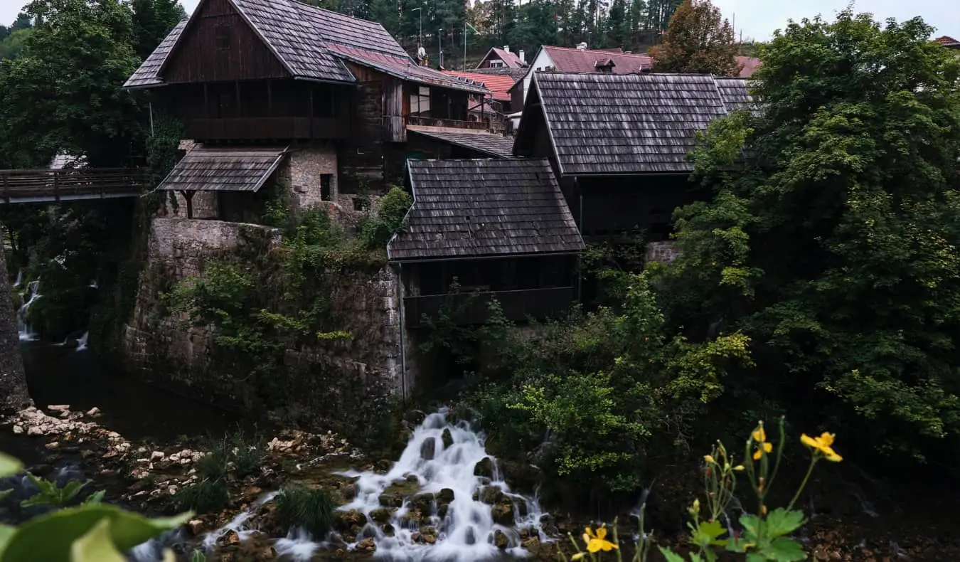 Những ngôi nhà gỗ cổ gần sông ở Slunj, Croatia