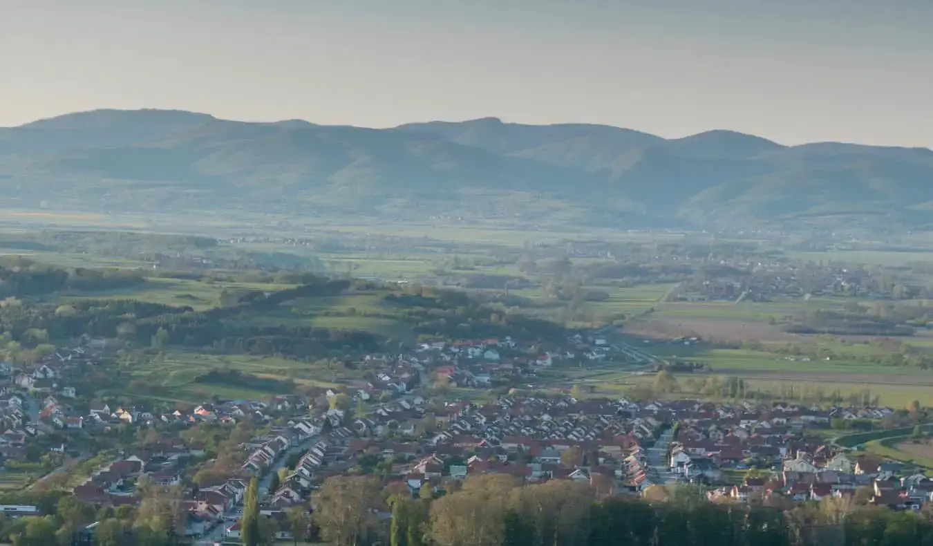 En lugn by i bergen i Slavonien, Kroatien