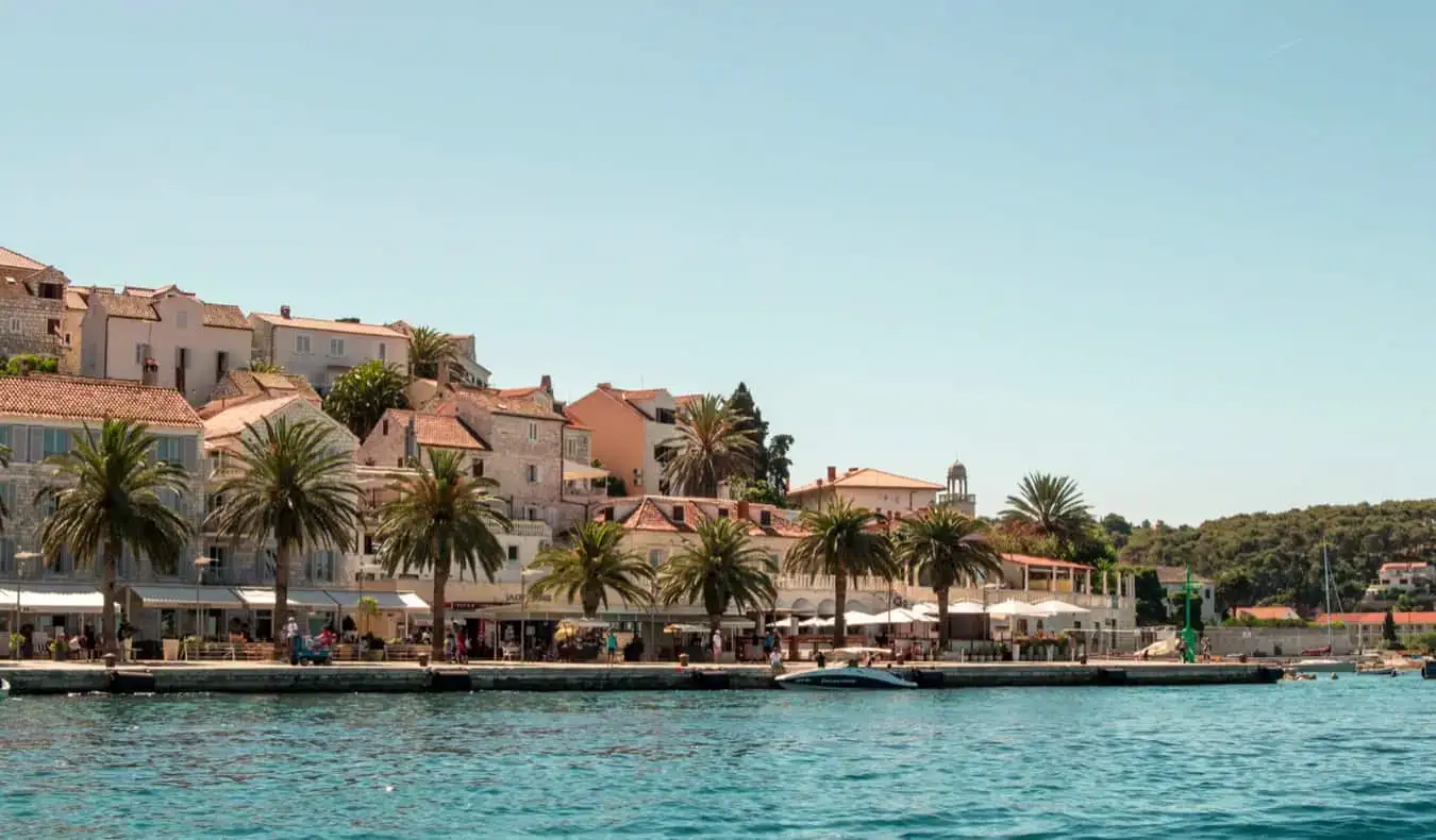 Đảo tiệc tùng nổi tiếng Hvar, Croatia