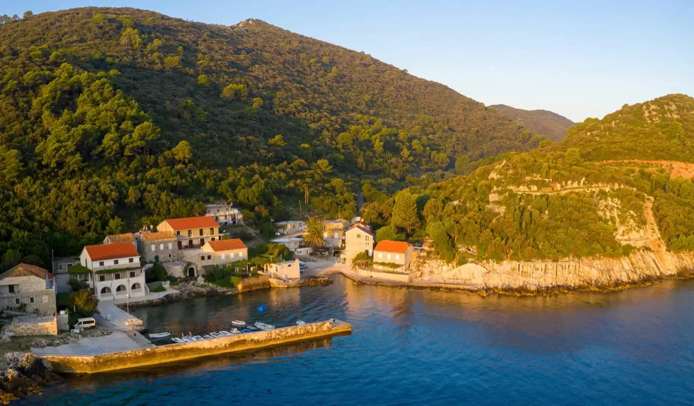 Cây xanh tươi tốt khắp đảo Mljet, Croatia