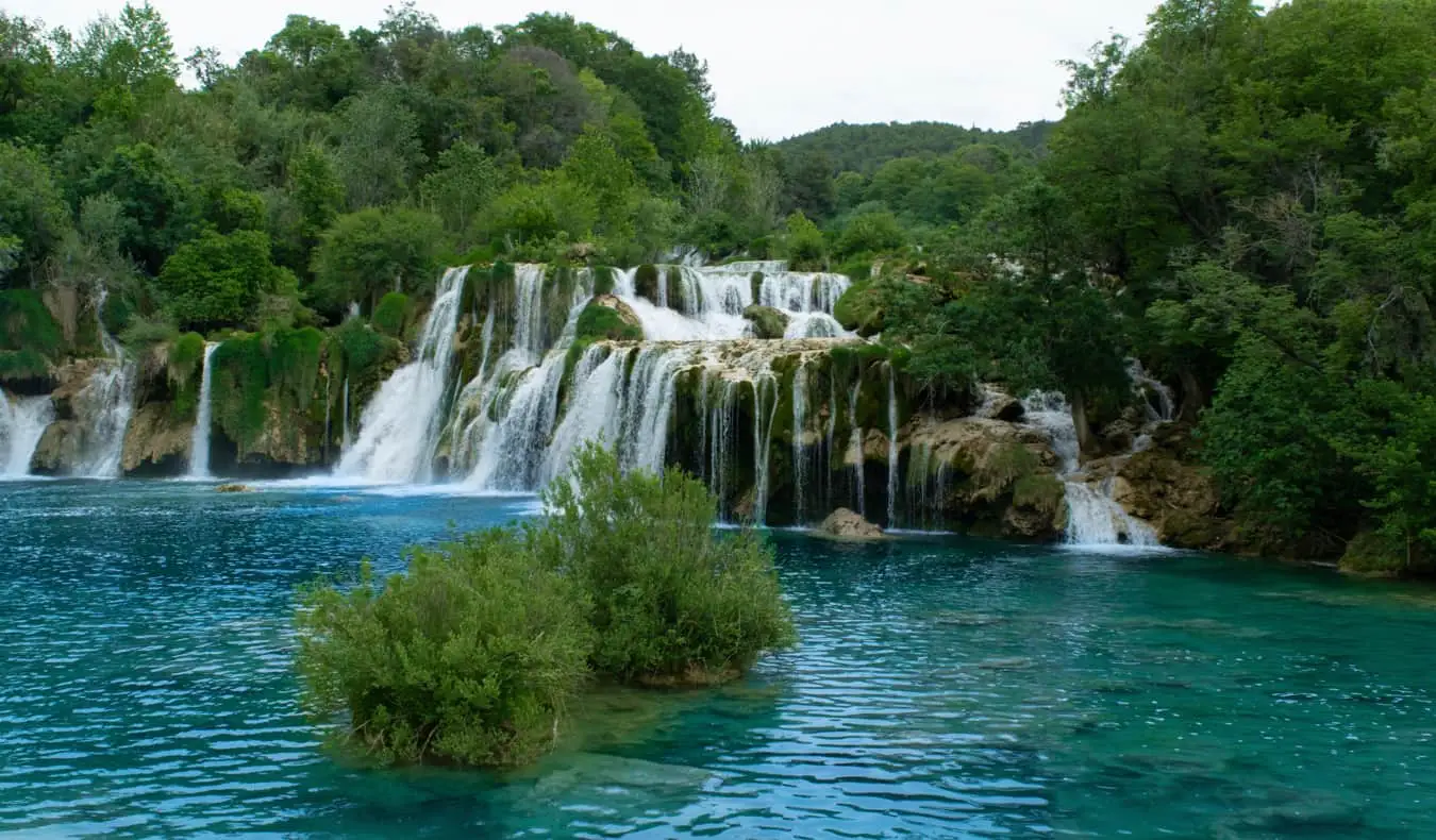 De berömda vattenfallen i Krka Park i Kroatien