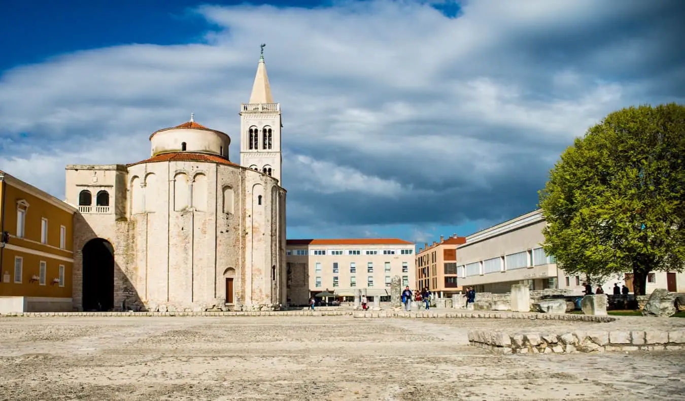 Một quảng trường rộng lớn, trống rỗng ở Phố cổ Zadar, Croatia