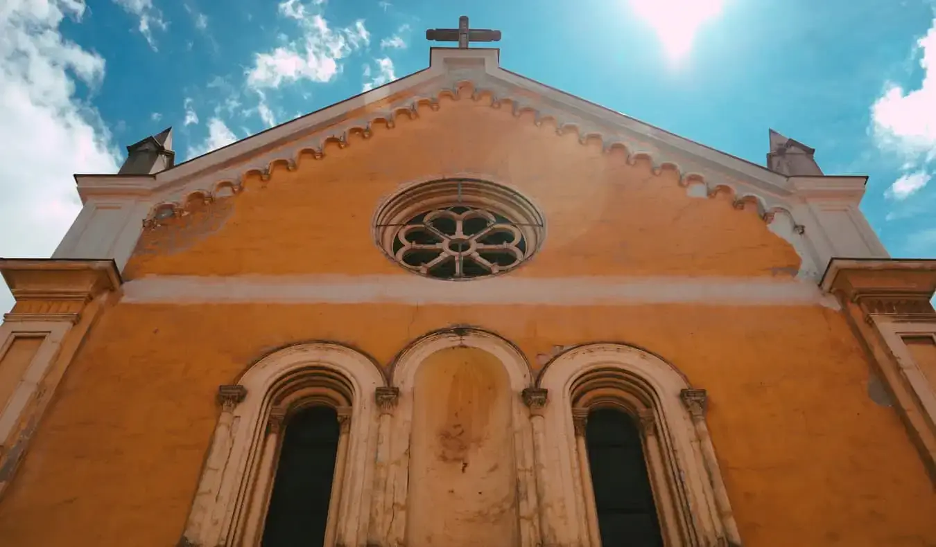 En färgstark historisk kyrka i Karlovac, Kroatien