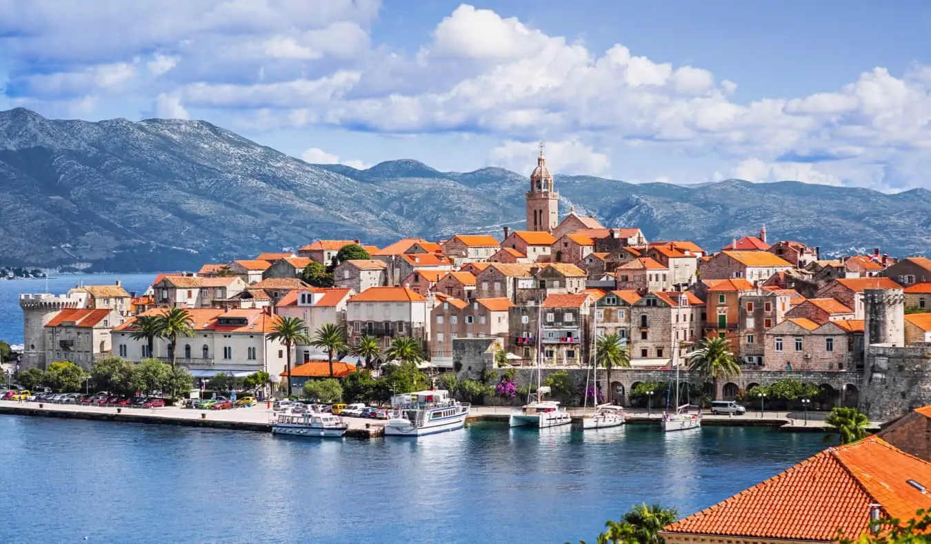 Den natursköna utsikten över staden Korcula och dess historiska hus i Kroatien