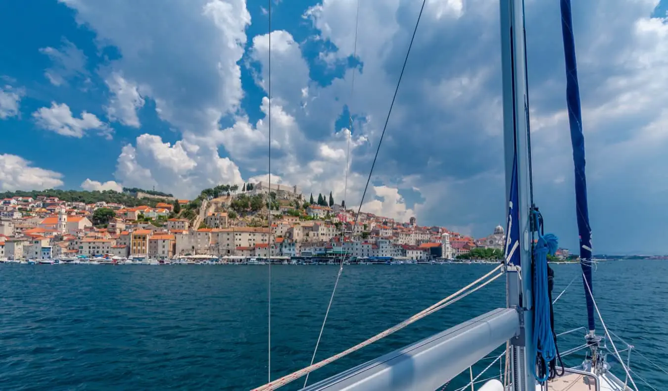 Isang bangkang naglalayag sa malinaw na tubig ng Croatia