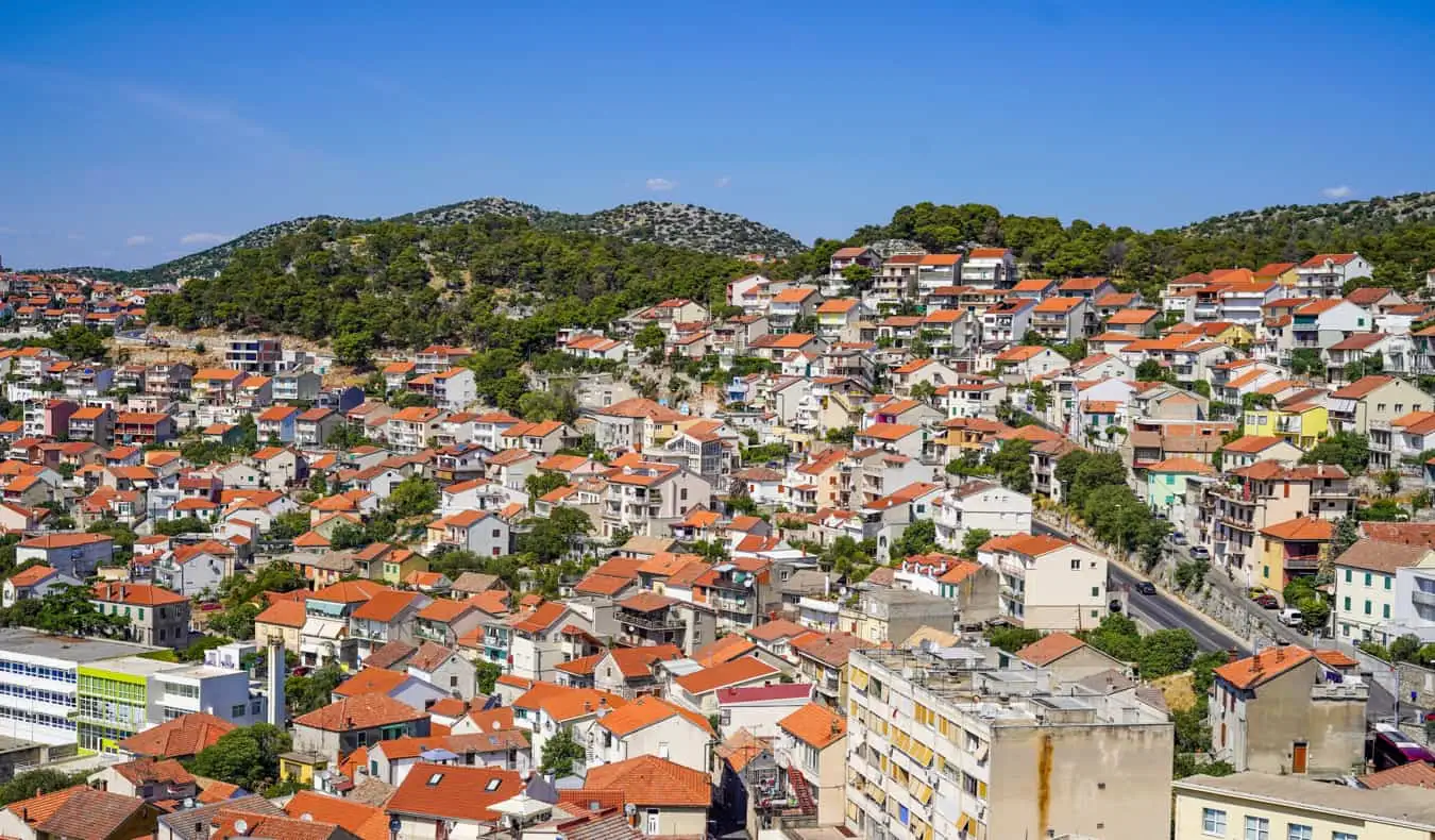 ทิวทัศน์ที่มองเห็น Šibenik และบ้านเก่าจำนวนมากในโครเอเชีย