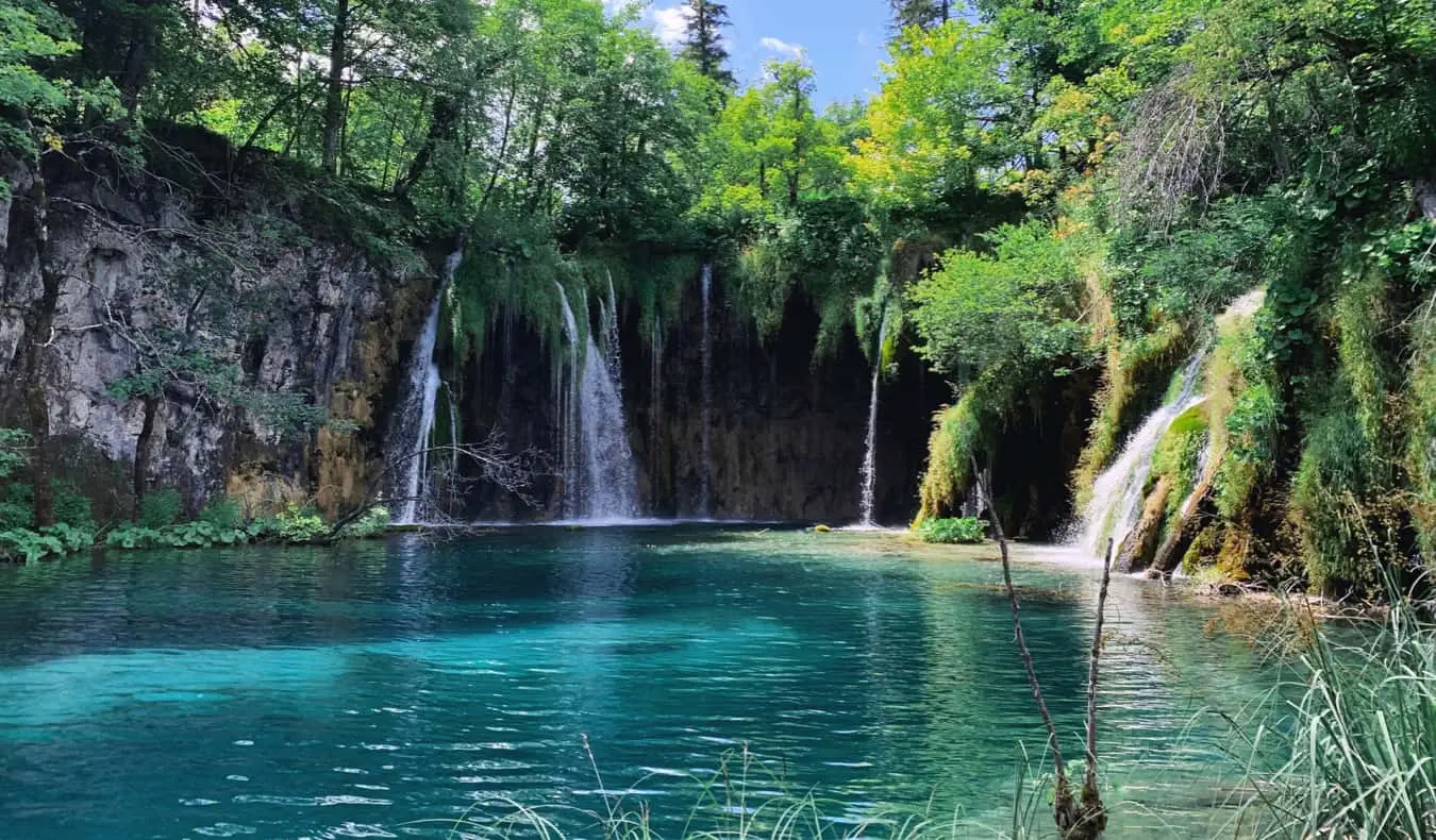 Les aigües tranquil·les i clares del llac Plitvice a Croàcia