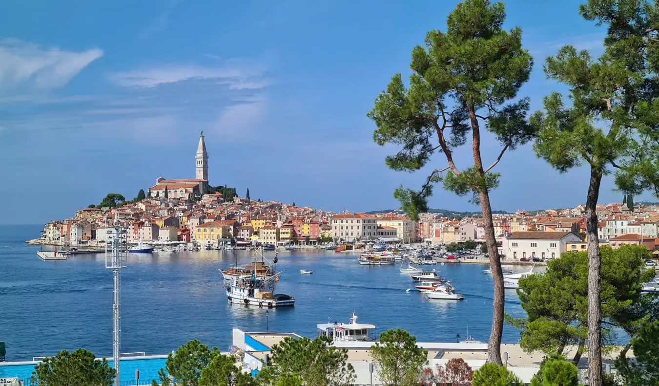 L'encantadora ciutat de Rovinj al llarg de la costa de Croàcia