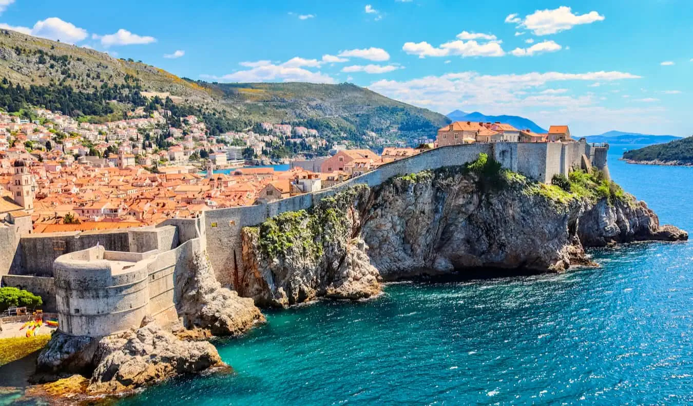 Ang mga makasaysayang lumang gusali ng Dubrovnik, Croatia ay dumapo sa lumang pader malapit sa magandang dagat