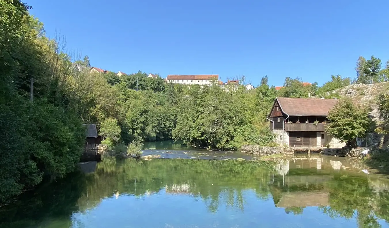 Las aguas tranquilas y claras de una de Croacia.