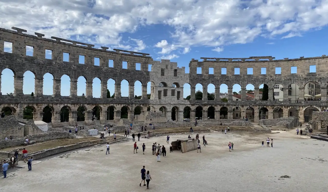 Un antiguo anfiteatro romano en Pula, Croacia