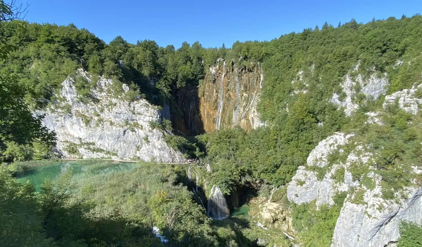 Svěží zeleň Chorvatska obklopovala drsné kopce a průzračnou vodu