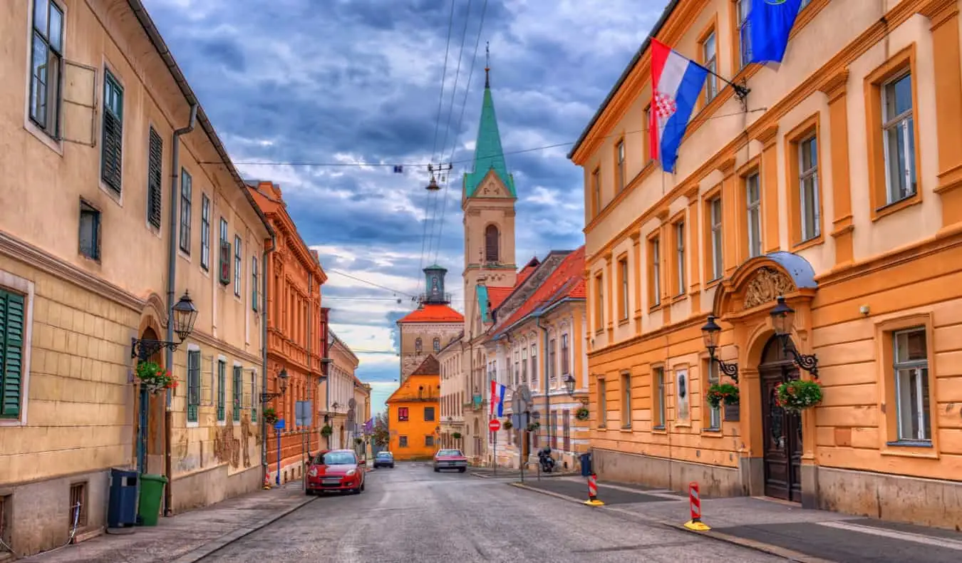 Színes régi épületek egy szűk utcában Zágrábban, Horvátországban