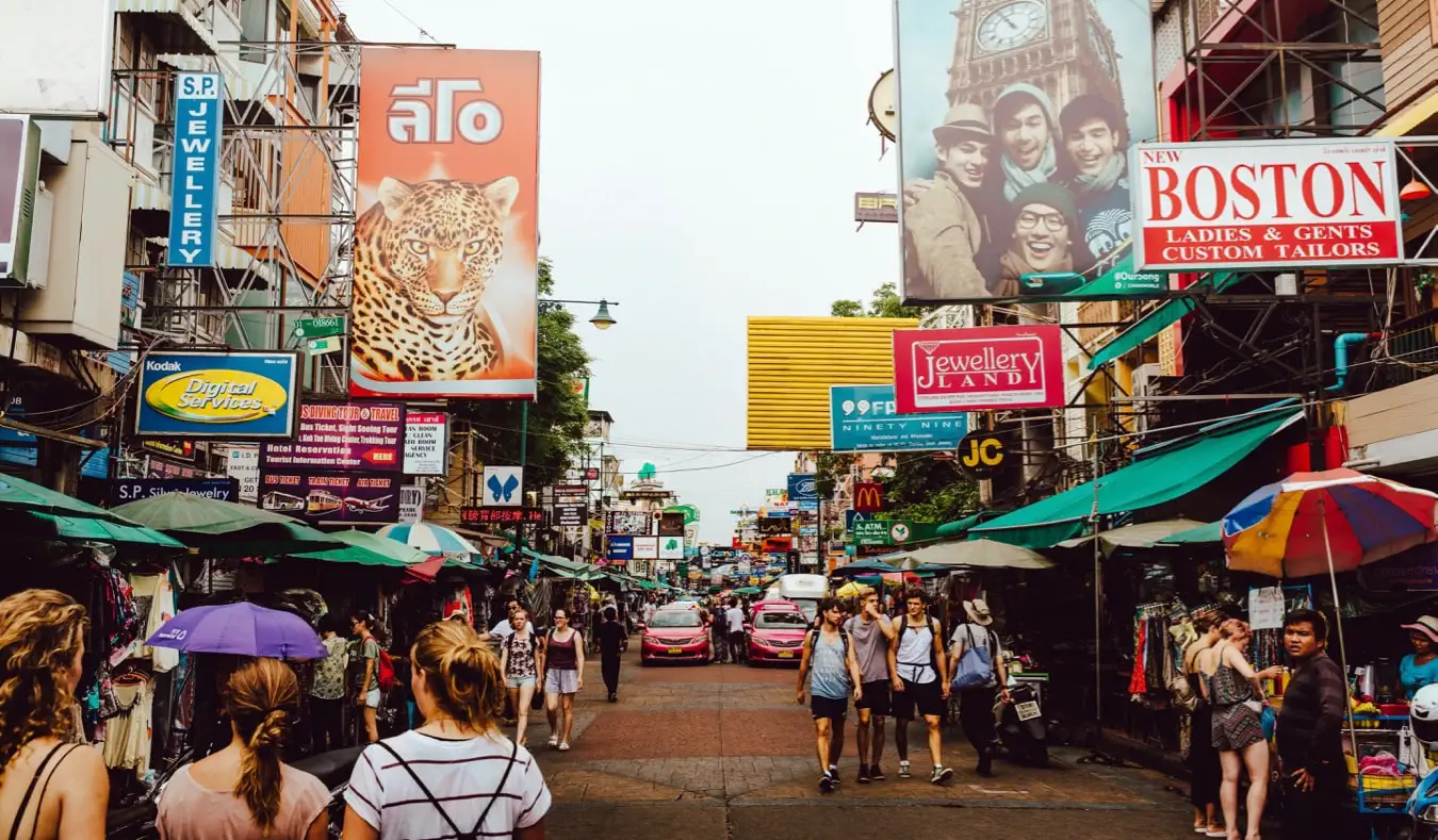 Den travle gaten Khao San Road i Bangkok, Thailand