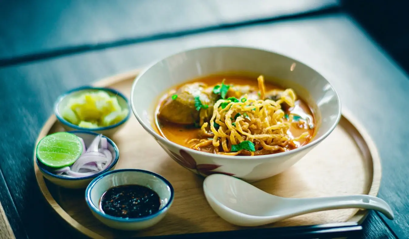 Herkullinen khao soi -ateria Bangkokissa, Thaimaassa