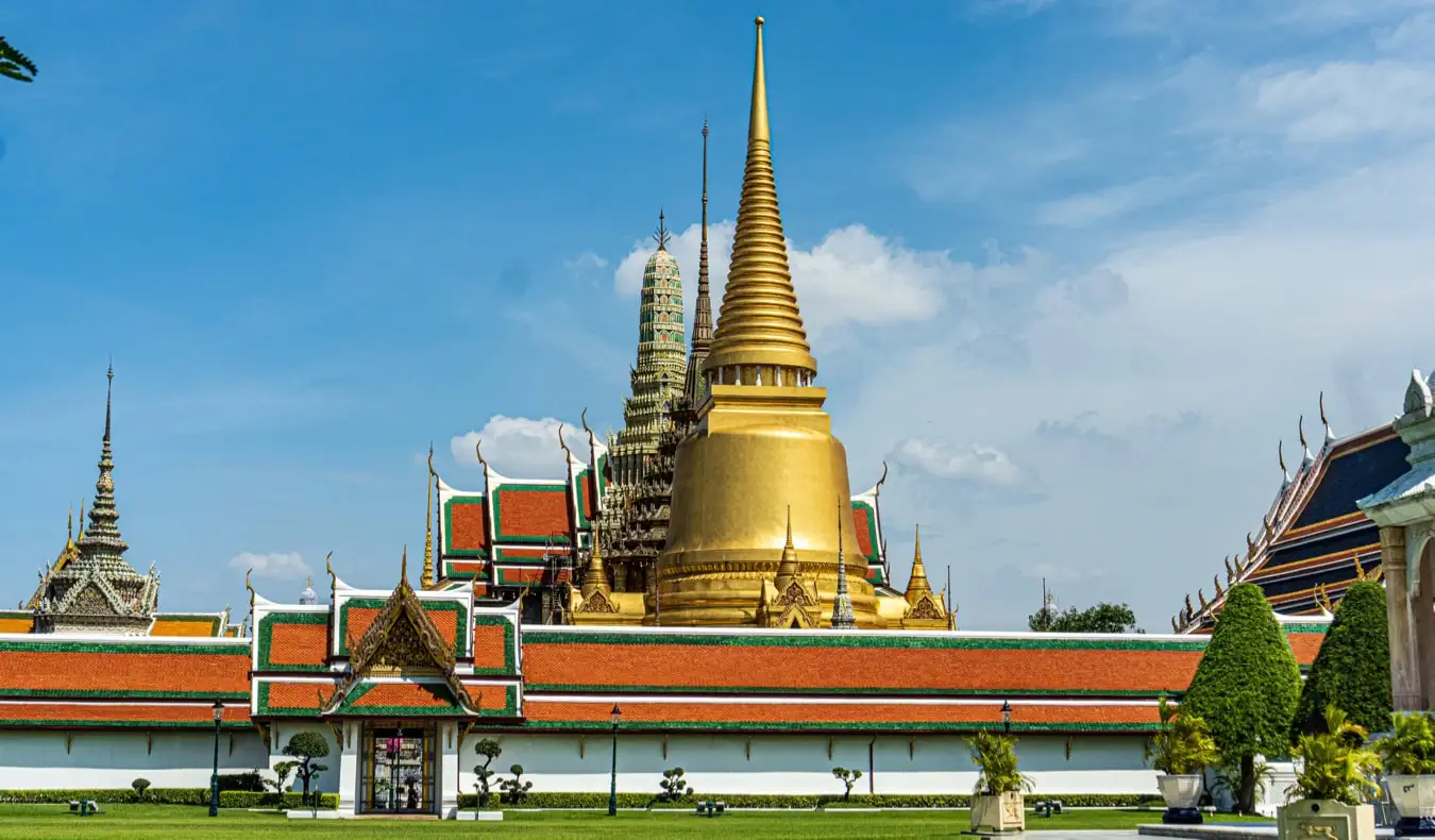 Et av de mange vakre og fargerike templene i Bangkok, Thailand på en lys og solrik dag