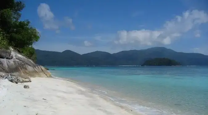 Mga puting buhangin na beach malapit sa Ko Lipe, Thailand