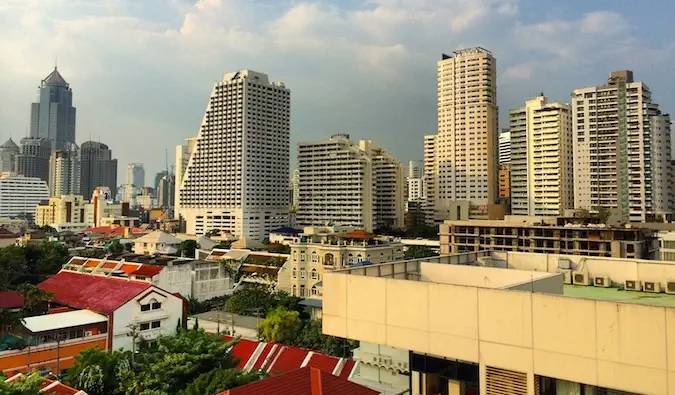 Bulutlu bir günde büyüyen Bangkok silüeti