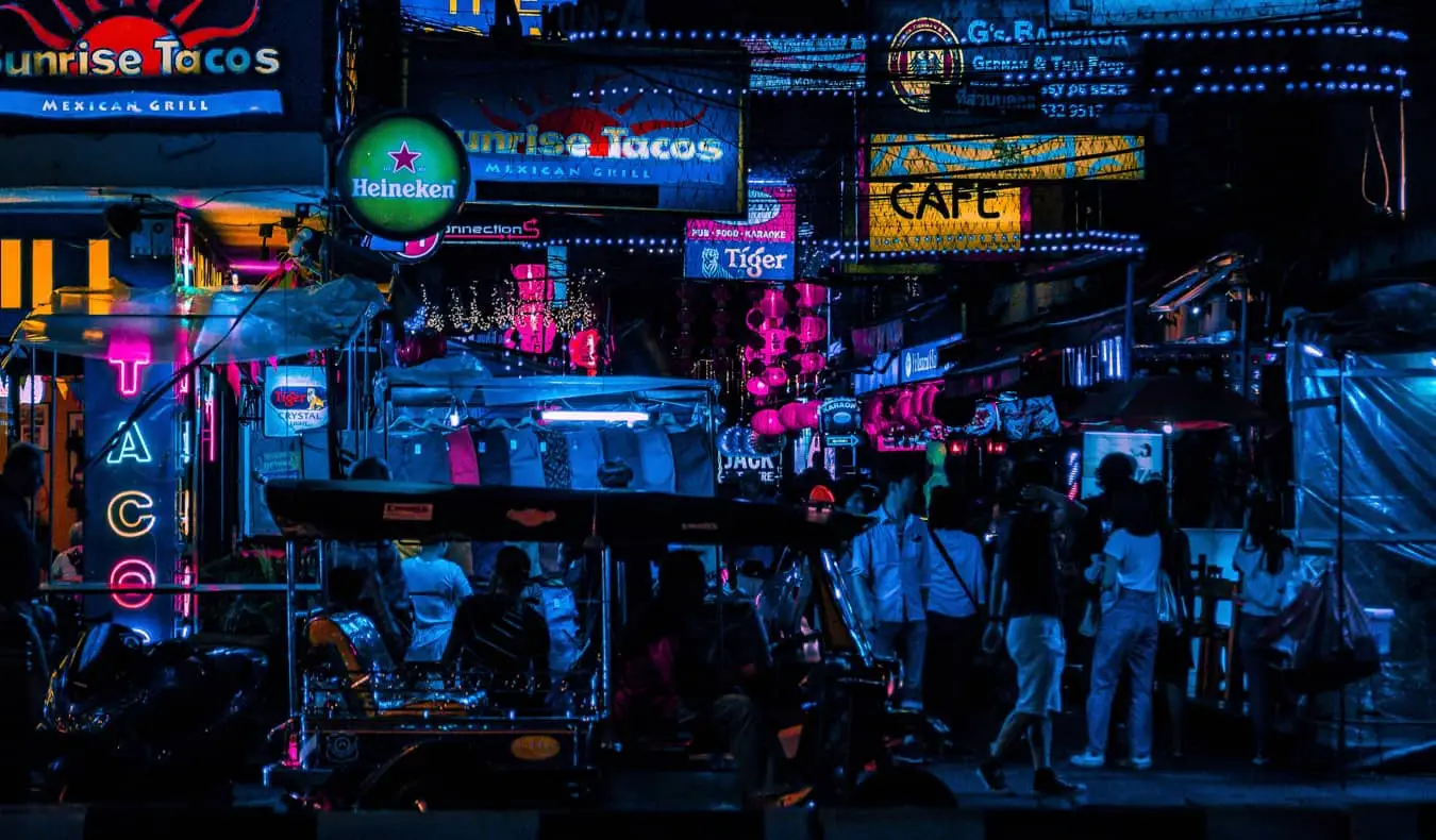 Bangkok sentrum i Silom-distriktet om natten