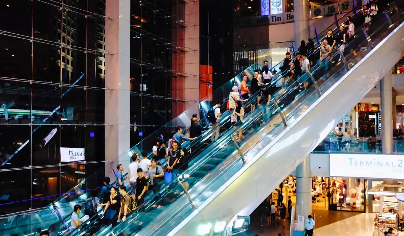 Moradores e turistas fazendo compras em um shopping movimentado em Bangkok, Tailândia